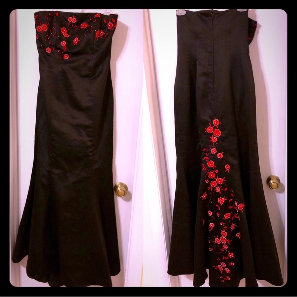 Black satin w red embroidery mermaid strapless 🌹